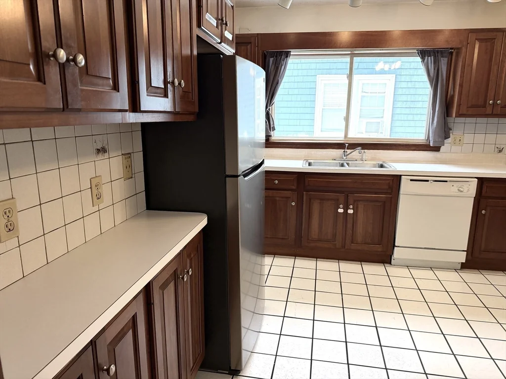 3 bed, 1 bath apartment for rent at 234 Brook Rd Unit 1, Milton — photo 5 of 25