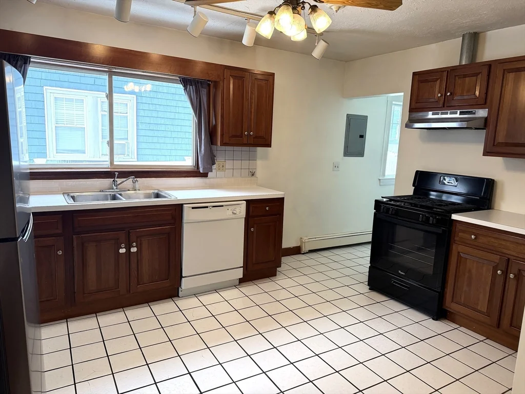 3 bed, 1 bath apartment for rent at 234 Brook Rd Unit 1, Milton — photo 4 of 25
