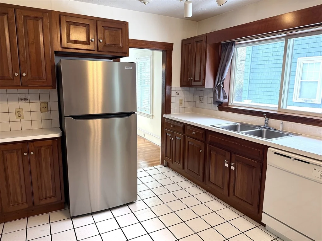 3 bed, 1 bath apartment for rent at 234 Brook Rd Unit 1, Milton — photo 2 of 25