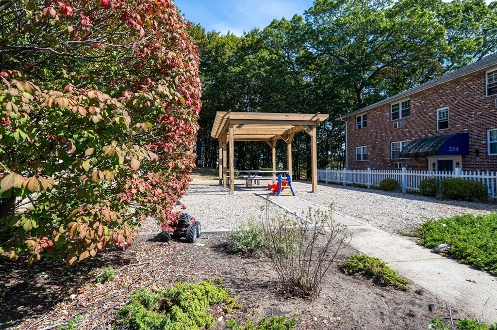 1 bed, 1 bath apartment for rent at 234 Low St Unit 3, Newburyport — photo 6 of 13
