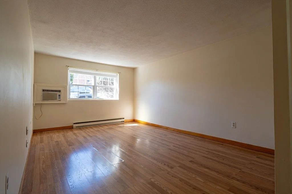 1 bed, 1 bath apartment for rent at 234 Low St Unit 3, Newburyport — photo 4 of 13