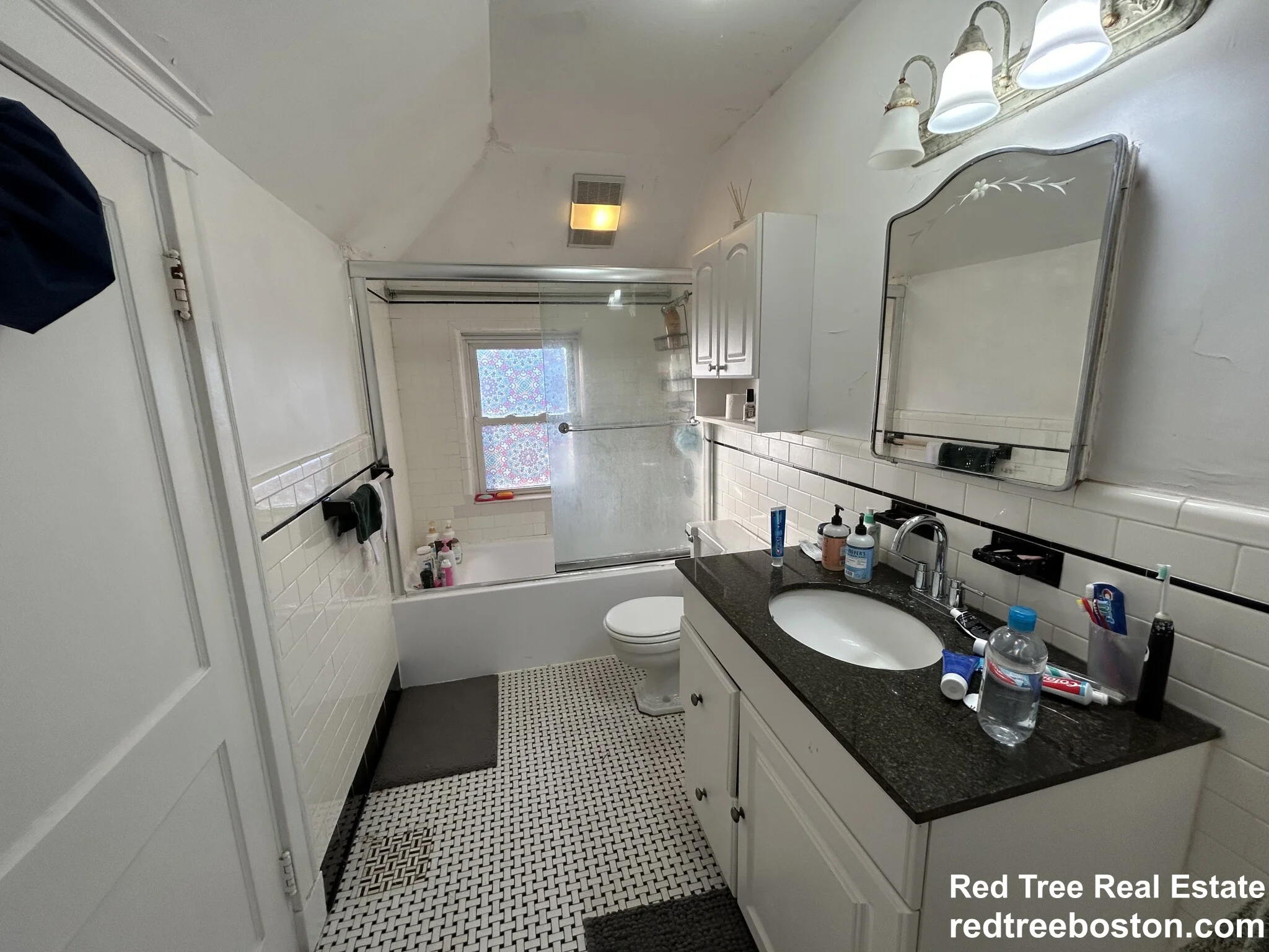 4 bed, 2 bath apartment for rent at 235 Commonwealth Ave, Chestnut Hill — photo 5 of 10