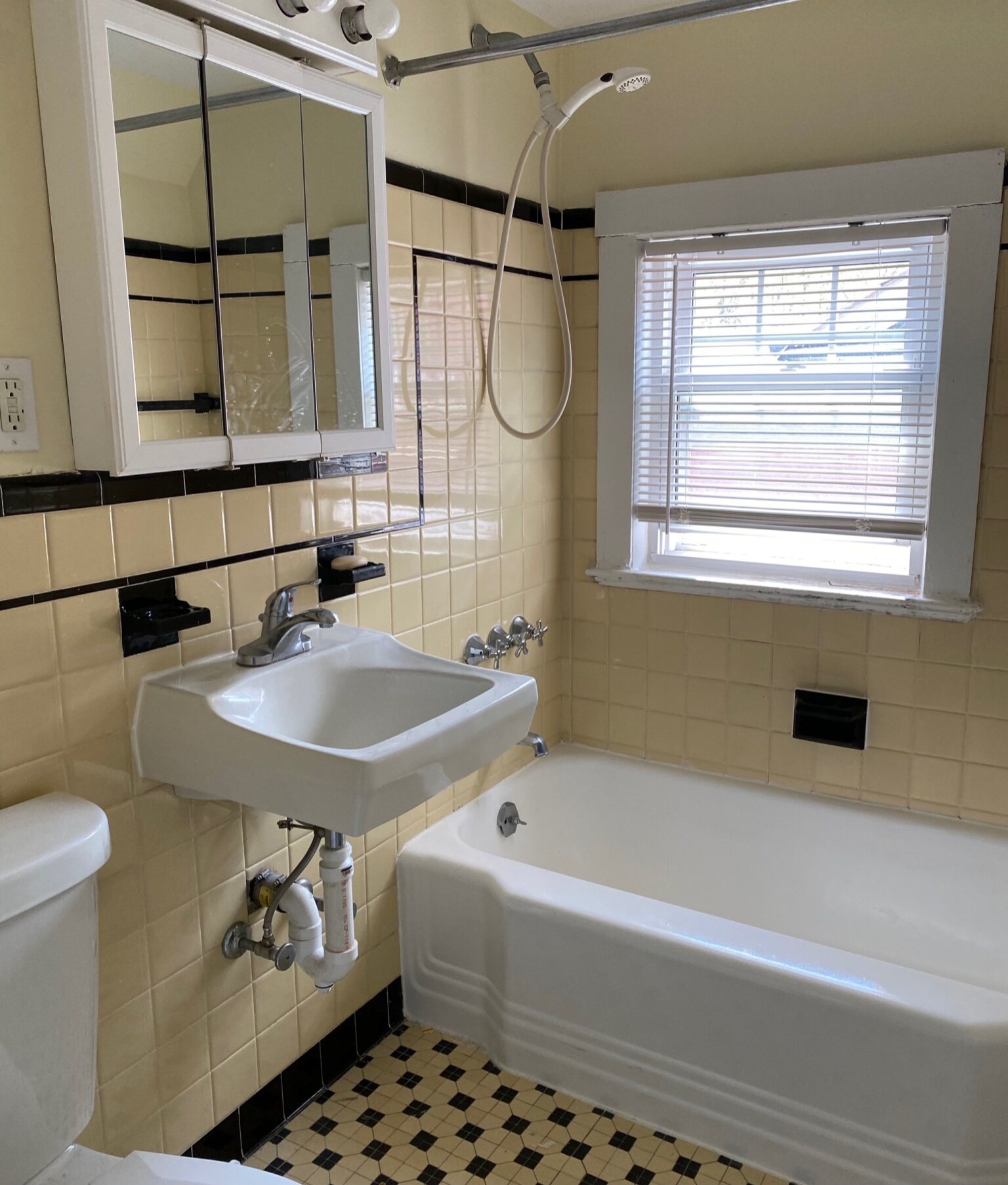 1 bed, 1 bath apartment for rent at 235 Fellsway East Unit 5, Malden — photo 3 of 8