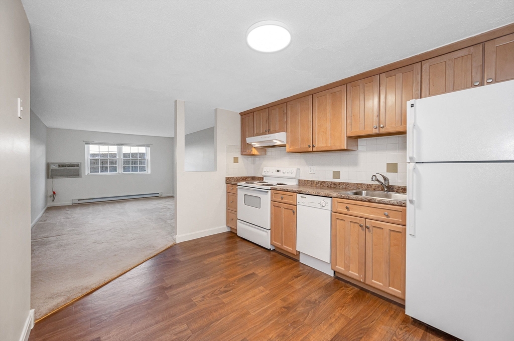1 bed, 1 bath apartment for rent at 236 Low St Unit 6, Newburyport — photo 3 of 14