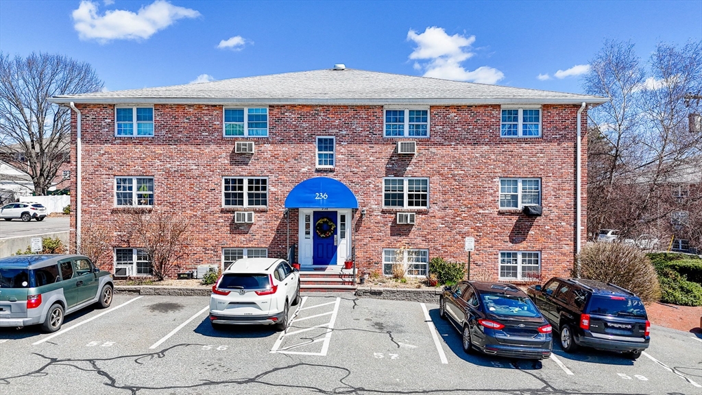 1 bed, 1 bath apartment for rent at 236 Low St Unit 6, Newburyport — photo 1 of 14