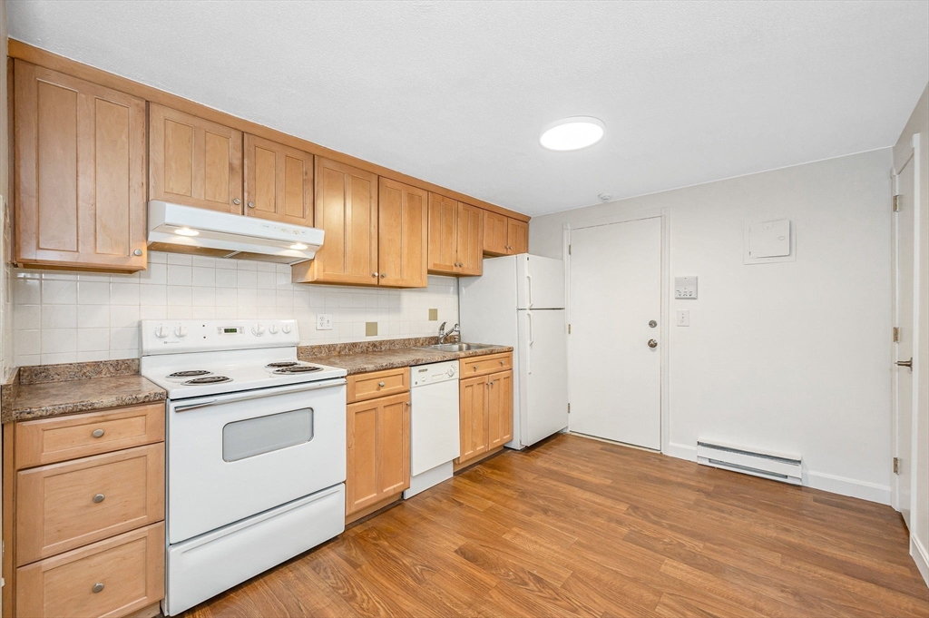 1 bed, 1 bath apartment for rent at 236 Low St Unit 6, Newburyport — photo 2 of 14