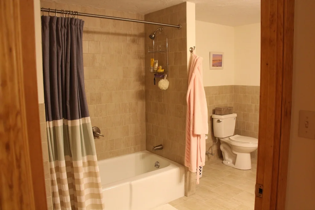 1 bed, 1 bath apartment for rent at 2360 Commonwealth Ave Unit 1-2, Auburndale — photo 5 of 7