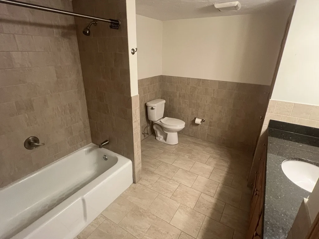 1 bed, 1 bath apartment for rent at 2360 Commonwealth Ave Unit 1-2, Auburndale — photo 9 of 12