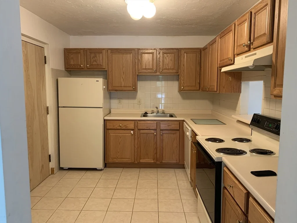 2 bed, 1 bath apartment for rent at 2360 Commonwealth Ave Unit 3-4, Newton — photo 2 of 10