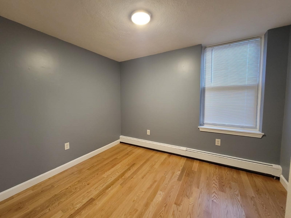 3 bed, 1 bath apartment for rent at 237 Chestnut St Unit 3, Chelsea — photo 5 of 10