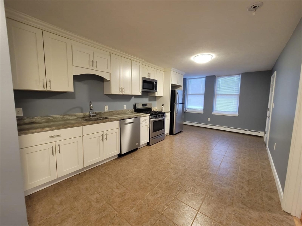 3 bed, 1 bath apartment for rent at 237 Chestnut St Unit 3, Chelsea — photo 1 of 10