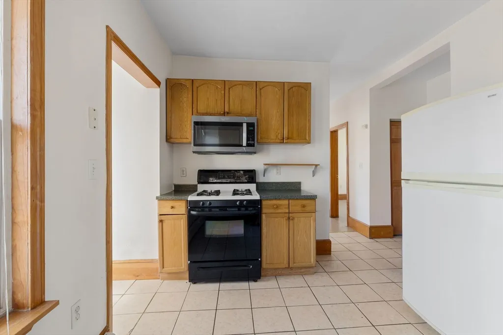 3 bed, 1 bath apartment for rent at 237 Webster Ave Unit 3, Wellington-Harrington — photo 5 of 12