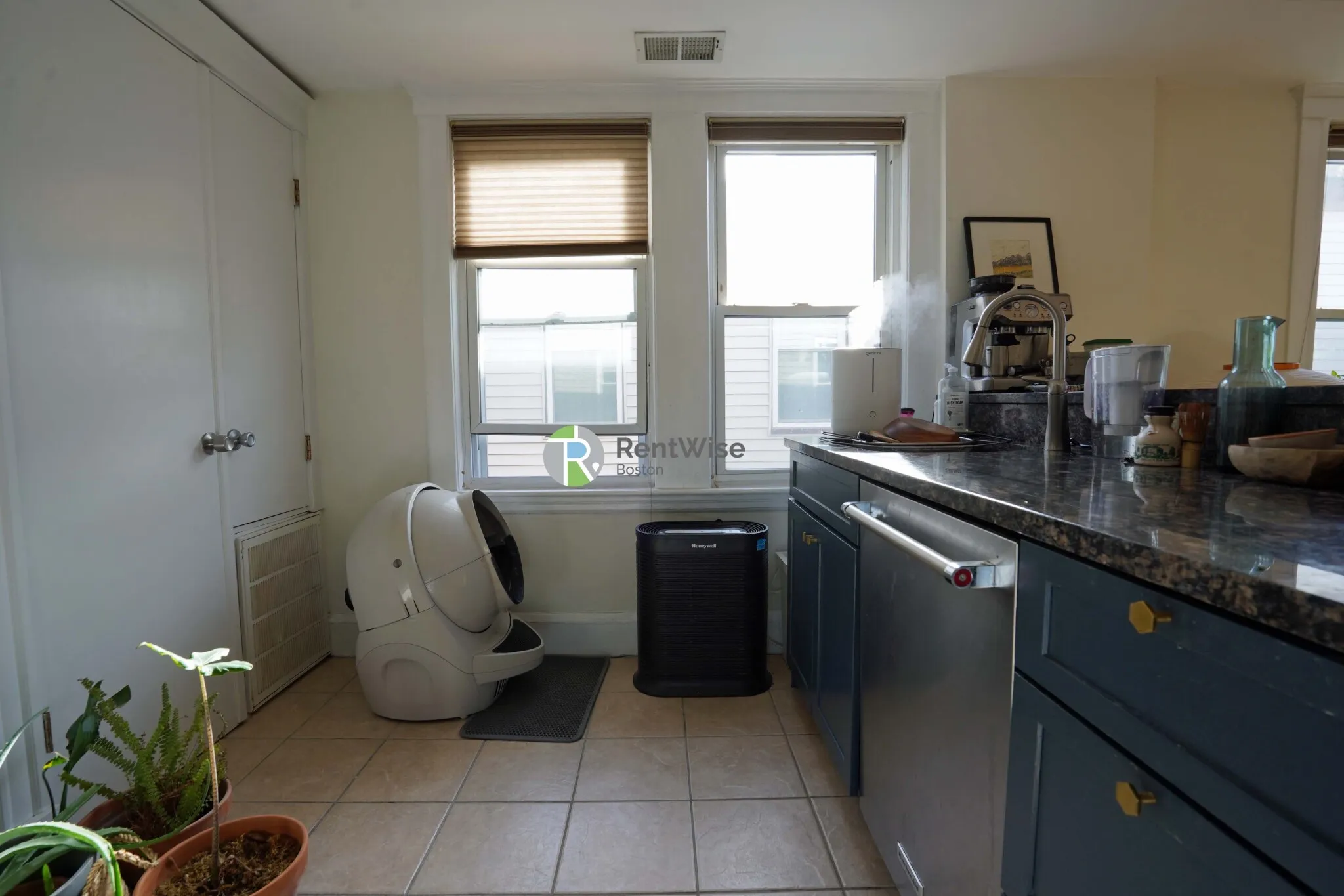 3 bed, 1 bath apartment for rent at 238 Hyde Park Ave Unit 3, Jamaica Plain — photo 8 of 27