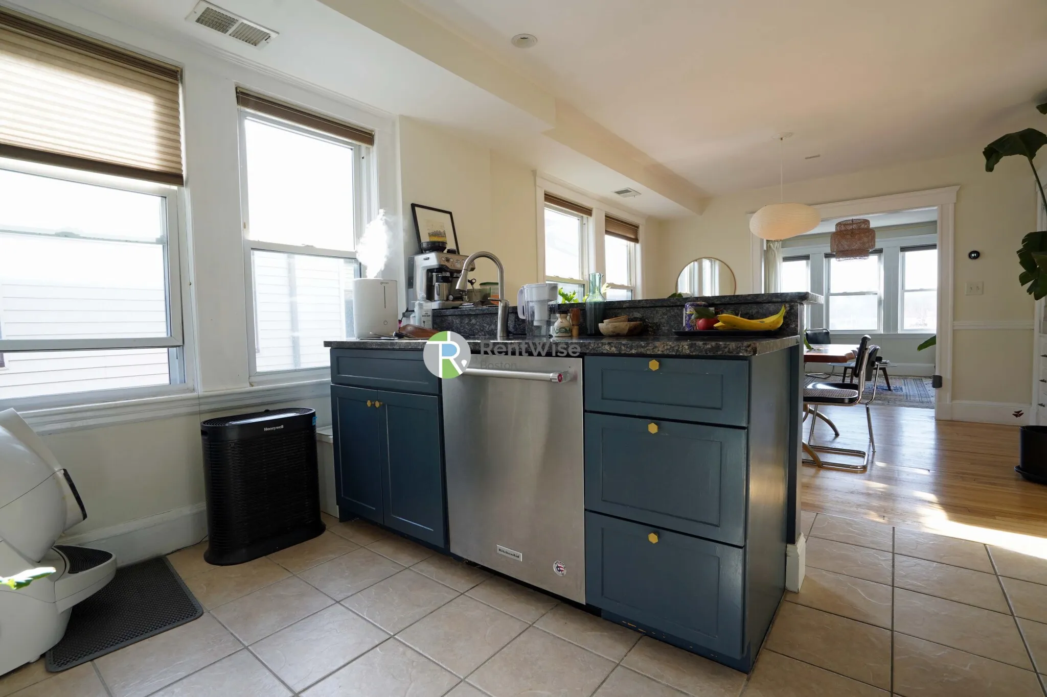 3 bed, 1 bath apartment for rent at 238 Hyde Park Ave Unit 3, Jamaica Plain — photo 9 of 27