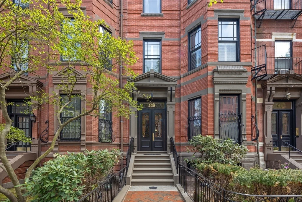 2 bed, 2 bath apartment for rent at 238 Marlborough St Unit 401, Back Bay — photo 2 of 31