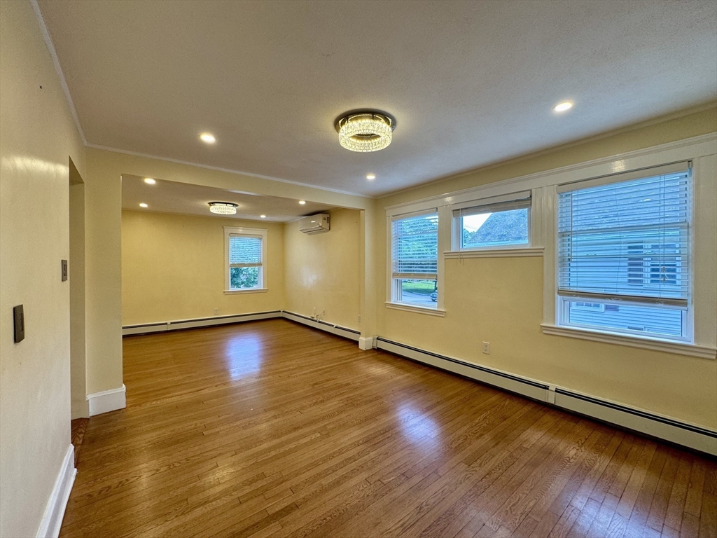 4 bed, 1 bath apartment for rent at 238 Washington Unit 2, Winchester — photo 3 of 20