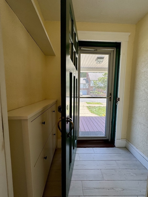 4 bed, 1 bath apartment for rent at 238 Washington Unit 2, Winchester — photo 2 of 20