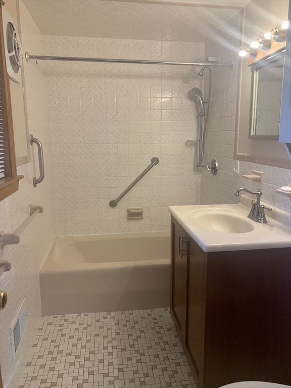 5 bed, 1 bath apartment for rent at 239 Grove St Unit 239, Waltham — photo 5 of 8