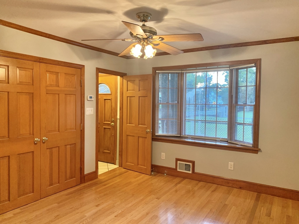 5 bed, 1 bath apartment for rent at 239 Grove St Unit 239, Waltham — photo 1 of 8