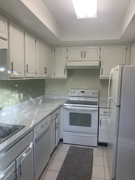 5 bed, 1 bath apartment for rent at 239 Grove St Unit 239, Waltham — photo 4 of 8