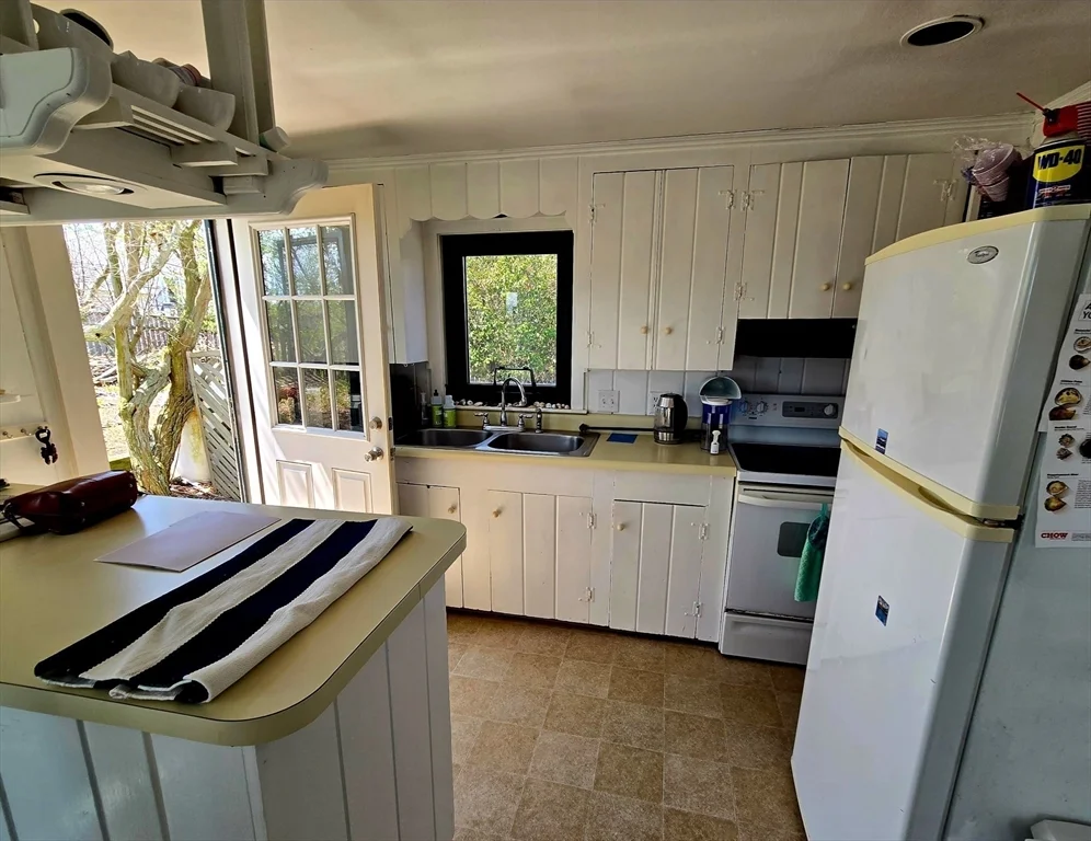 3 bed, 1 bath apartment for rent at 24 55th St Unit B, Plum Island — photo 3 of 14