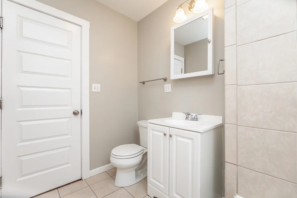 3 bed, 1 bath apartment for rent at 24 Aberdeen Rd Unit 1, Framingham — photo 4 of 8