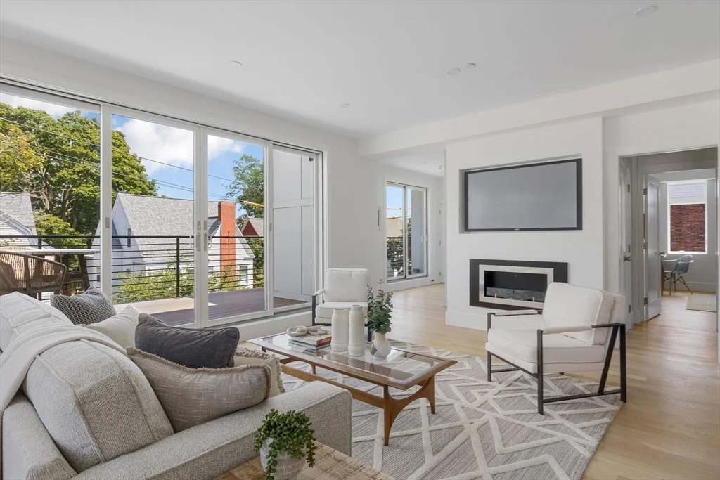 4 bed, 3 bath apartment for rent at 24 Auburn Unit 3, Coolidge Corner — photo 3 of 12