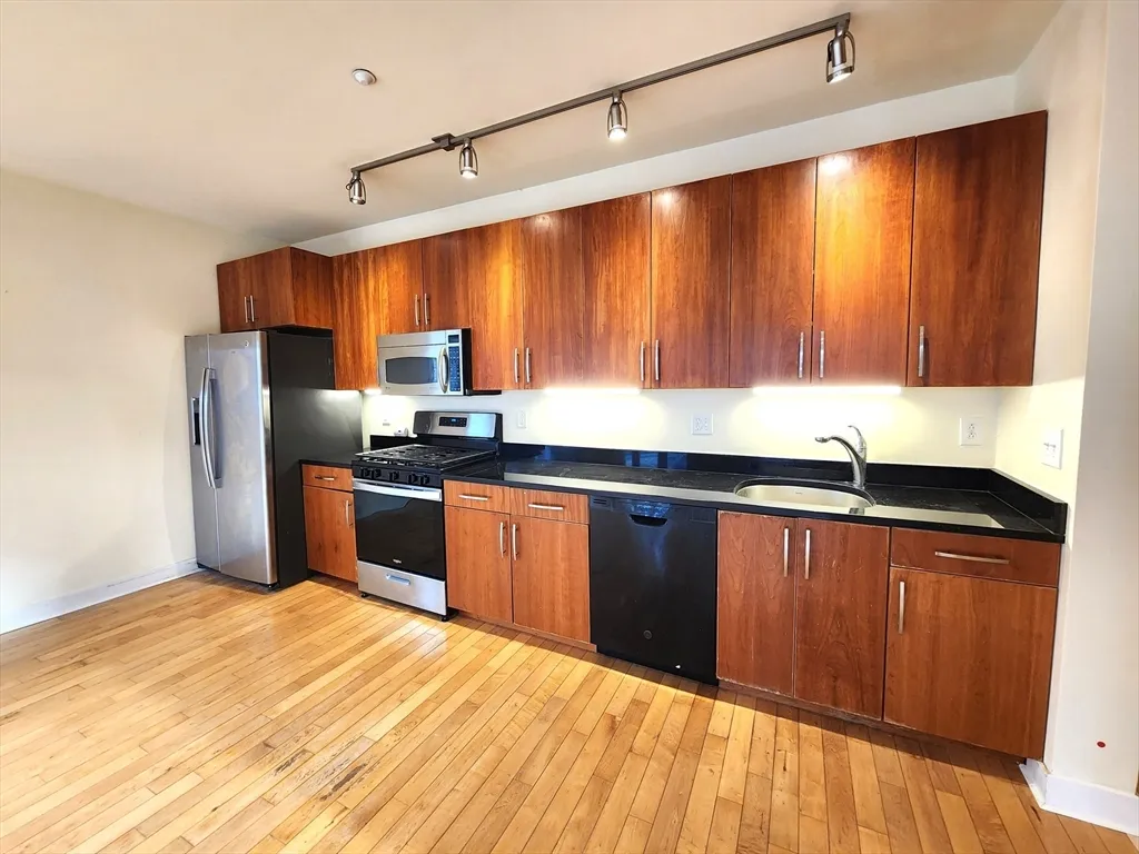 1 bed, 1 bath apartment for rent at 24 Bay State Rd Unit 11, Cambridge Highlands — photo 9 of 26