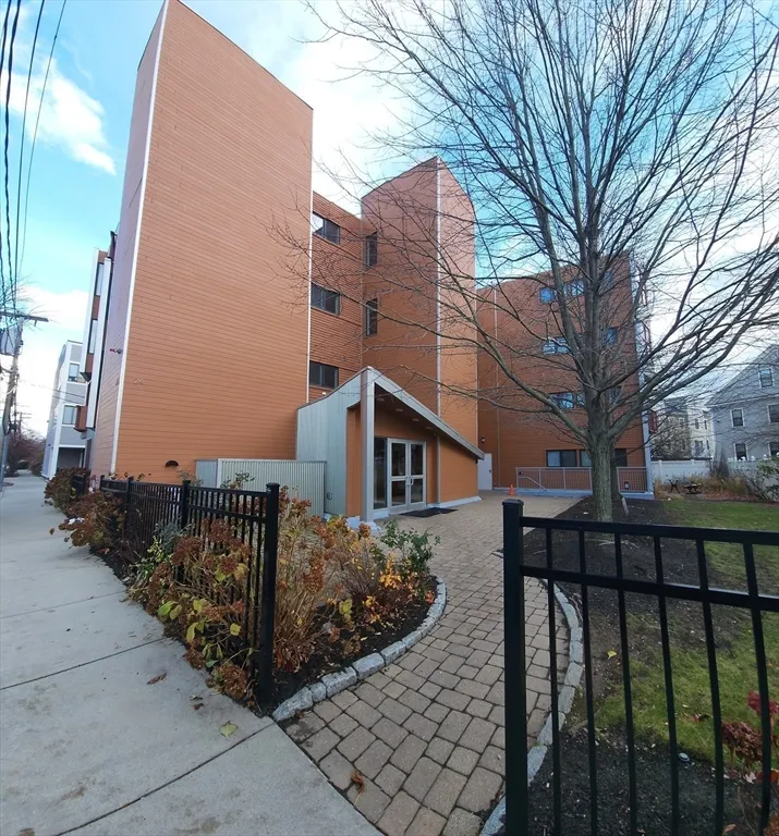 1 bed, 1 bath apartment for rent at 24 Bay State Rd Unit 11, Cambridge Highlands — photo 4 of 26