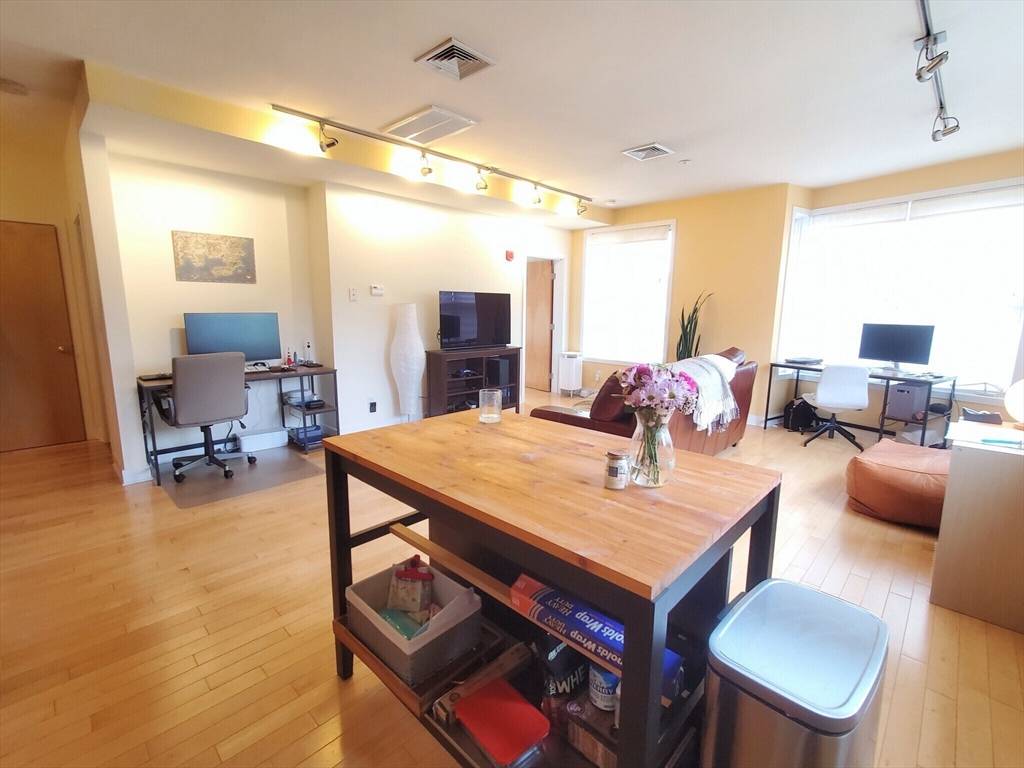 1 bed, 1 bath apartment for rent at 24 Bay State Rd Unit 23, West Cambridge — photo 2 of 13