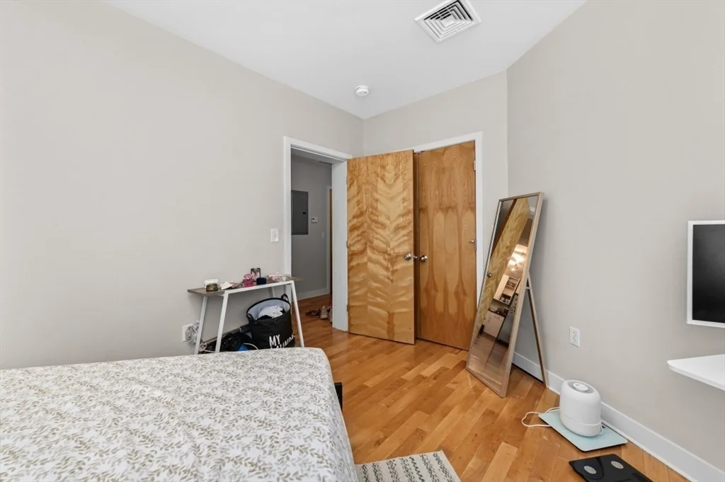 3 bed, 2 bath apartment for rent at 24 Bay State Rd Unit 5, Neighborhood Nine — photo 17 of 23
