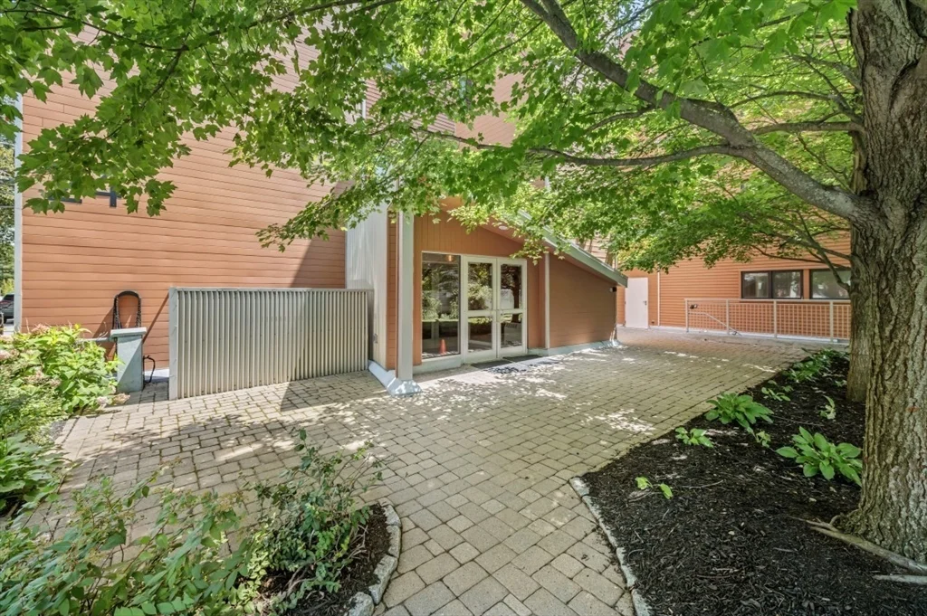3 bed, 2 bath apartment for rent at 24 Bay State Rd Unit 5, Neighborhood Nine — photo 3 of 23