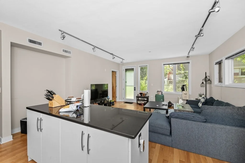 3 bed, 2 bath apartment for rent at 24 Bay State Rd Unit 5, Neighborhood Nine — photo 8 of 23