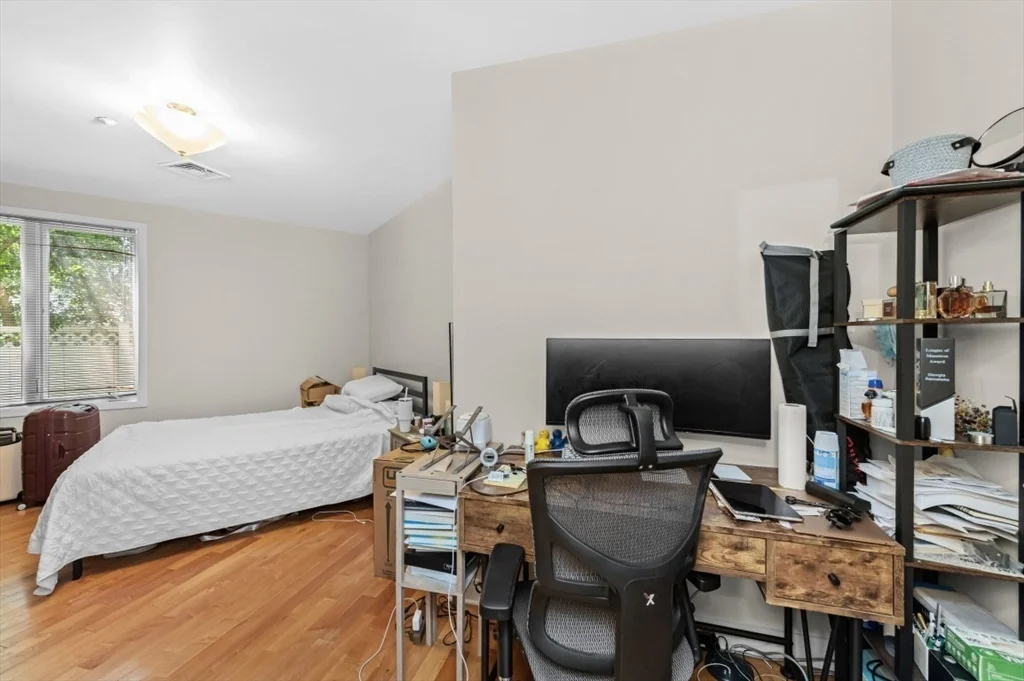 3 bed, 2 bath apartment for rent at 24 Bay State Rd Unit 5, Neighborhood Nine — photo 15 of 23