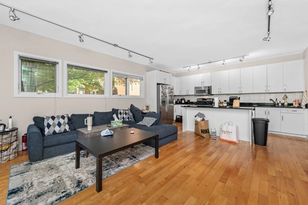 3 bed, 2 bath apartment for rent at 24 Bay State Rd Unit 5, Neighborhood Nine — photo 4 of 23