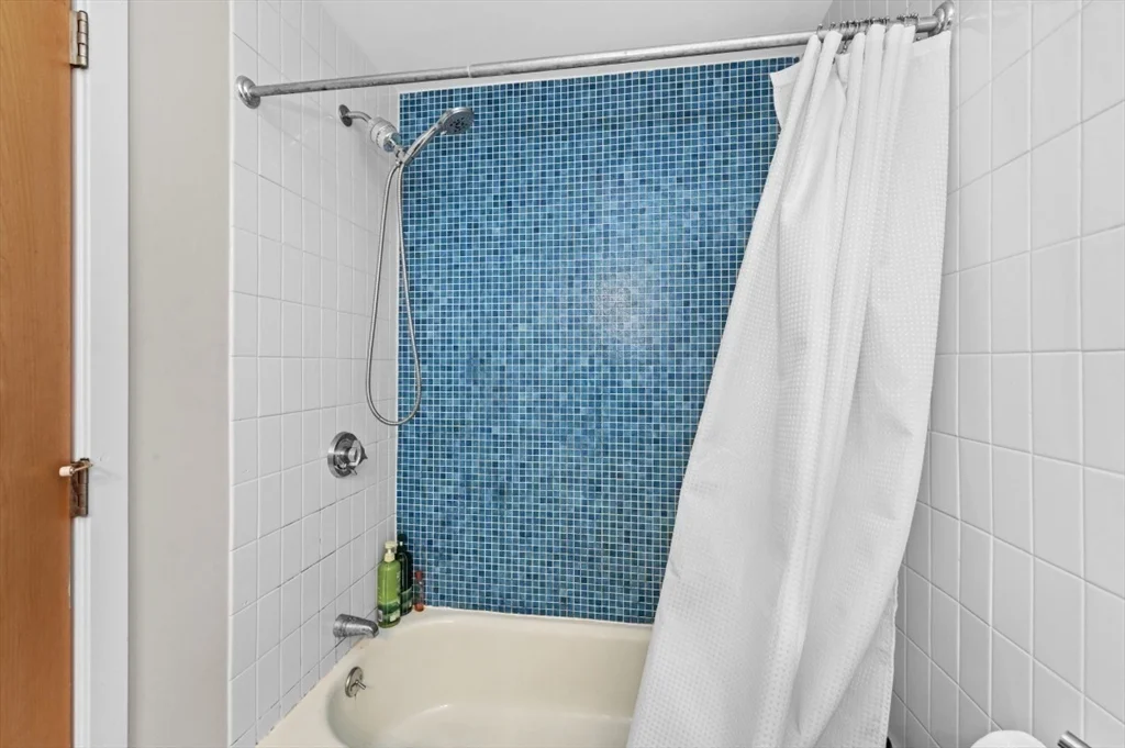 3 bed, 2 bath apartment for rent at 24 Bay State Rd Unit 5, Neighborhood Nine — photo 19 of 23