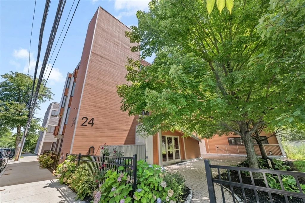 3 bed, 2 bath apartment for rent at 24 Bay State Rd Unit 5, Neighborhood Nine — photo 1 of 23