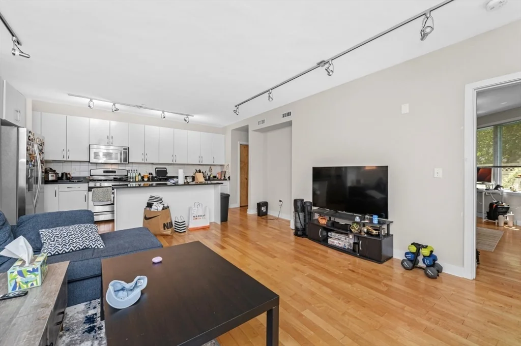3 bed, 2 bath apartment for rent at 24 Bay State Rd Unit 5, Neighborhood Nine — photo 5 of 23