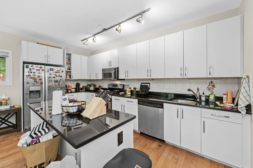 3 bed, 2 bath apartment for rent at 24 Bay State Rd Unit 5, Neighborhood Nine — photo 9 of 23