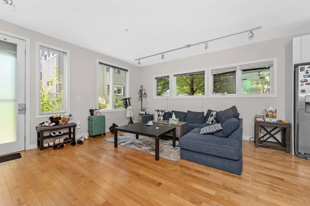 3 bed, 2 bath apartment for rent at 24 Bay State Rd Unit 5, Neighborhood Nine — photo 6 of 23