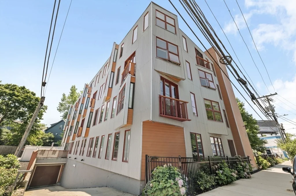 3 bed, 2 bath apartment for rent at 24 Bay State Rd Unit 5, Neighborhood Nine — photo 2 of 23