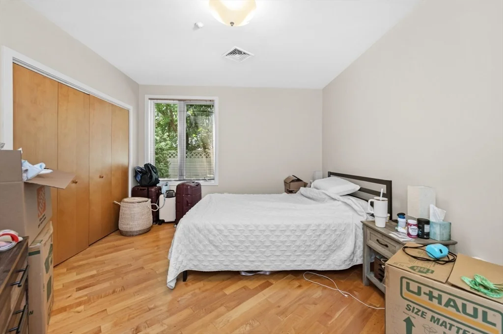 3 bed, 2 bath apartment for rent at 24 Bay State Rd Unit 5, Neighborhood Nine — photo 11 of 23