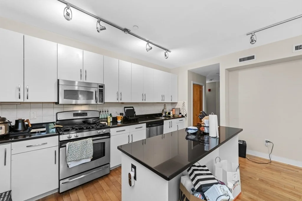 3 bed, 2 bath apartment for rent at 24 Bay State Rd Unit 5, Neighborhood Nine — photo 10 of 23