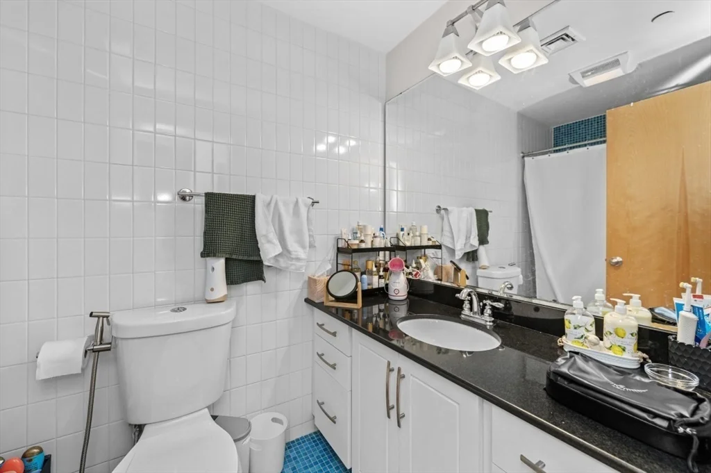 3 bed, 2 bath apartment for rent at 24 Bay State Rd Unit 5, Neighborhood Nine — photo 18 of 23