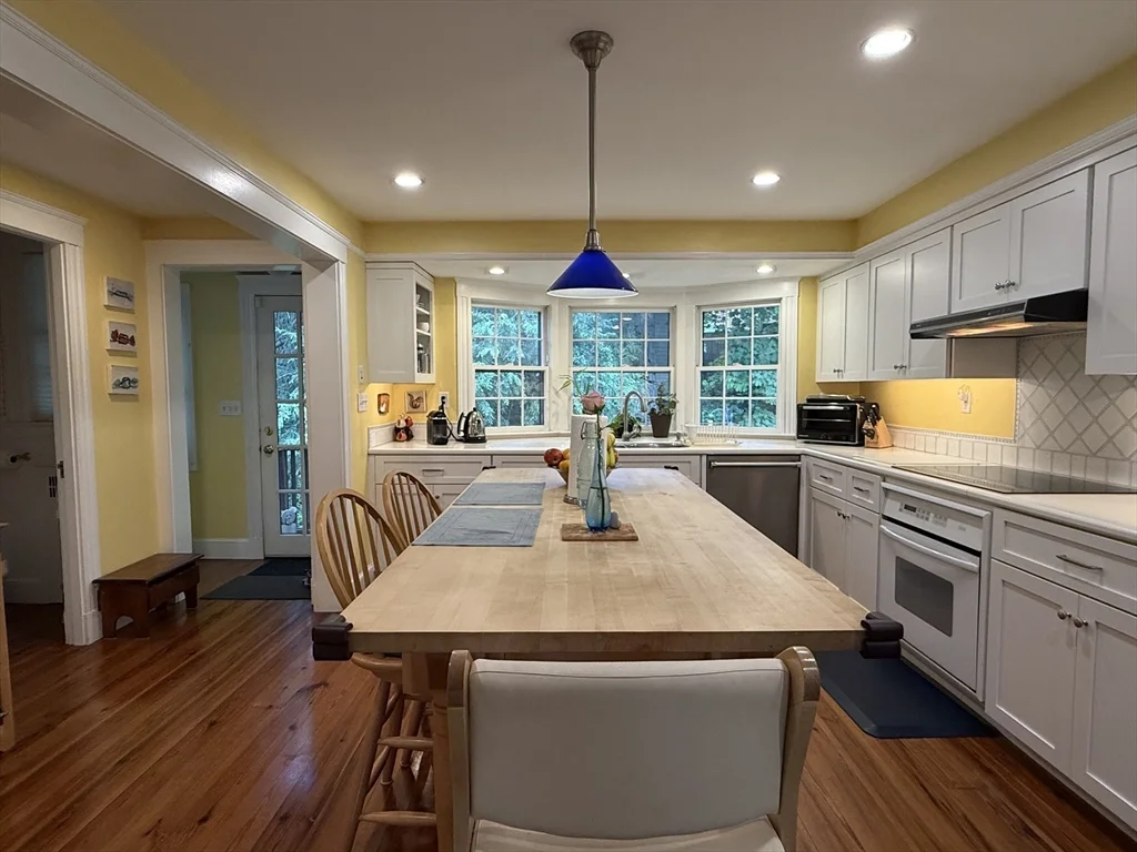 4 bed, 1 bath apartment for rent at 24 Beverly Rd Unit 24, Newton Highlands — photo 8 of 23