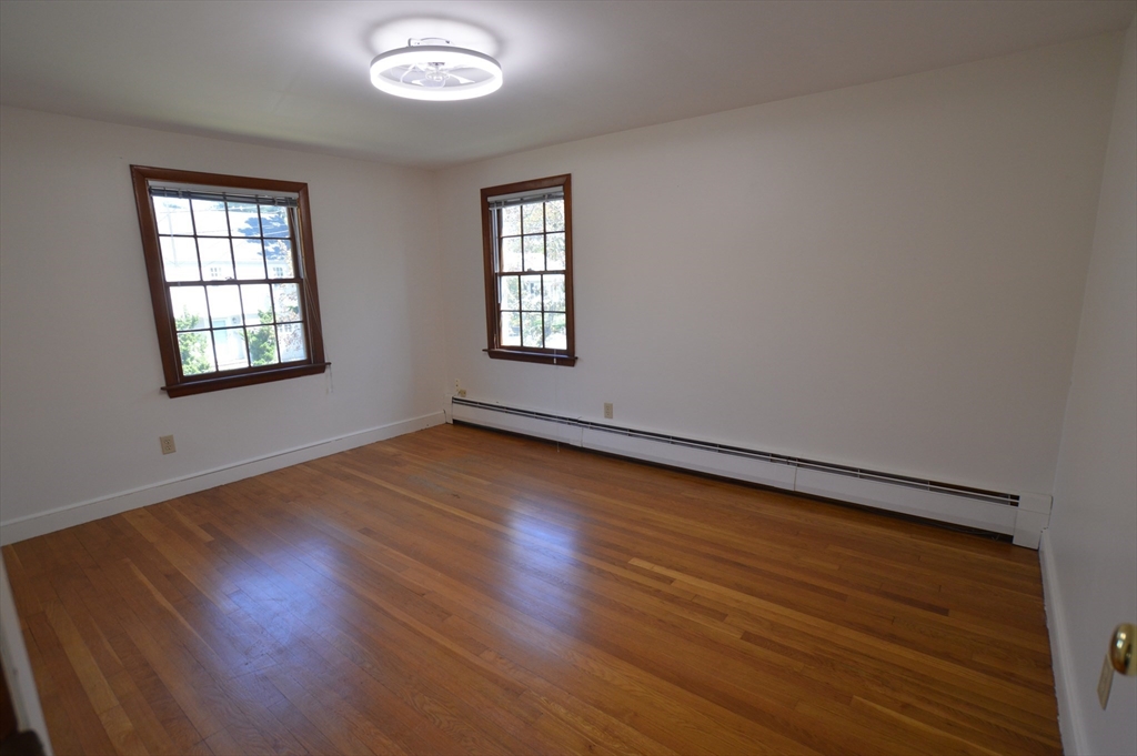 3 bed, 1 bath apartment for rent at 24 Beverly Unit 24, Marblehead — photo 8 of 15