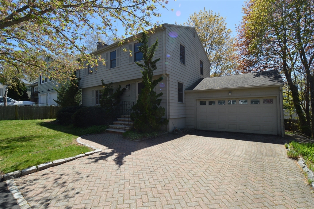 3 bed, 1 bath apartment for rent at 24 Beverly Unit 24, Marblehead — photo 1 of 15