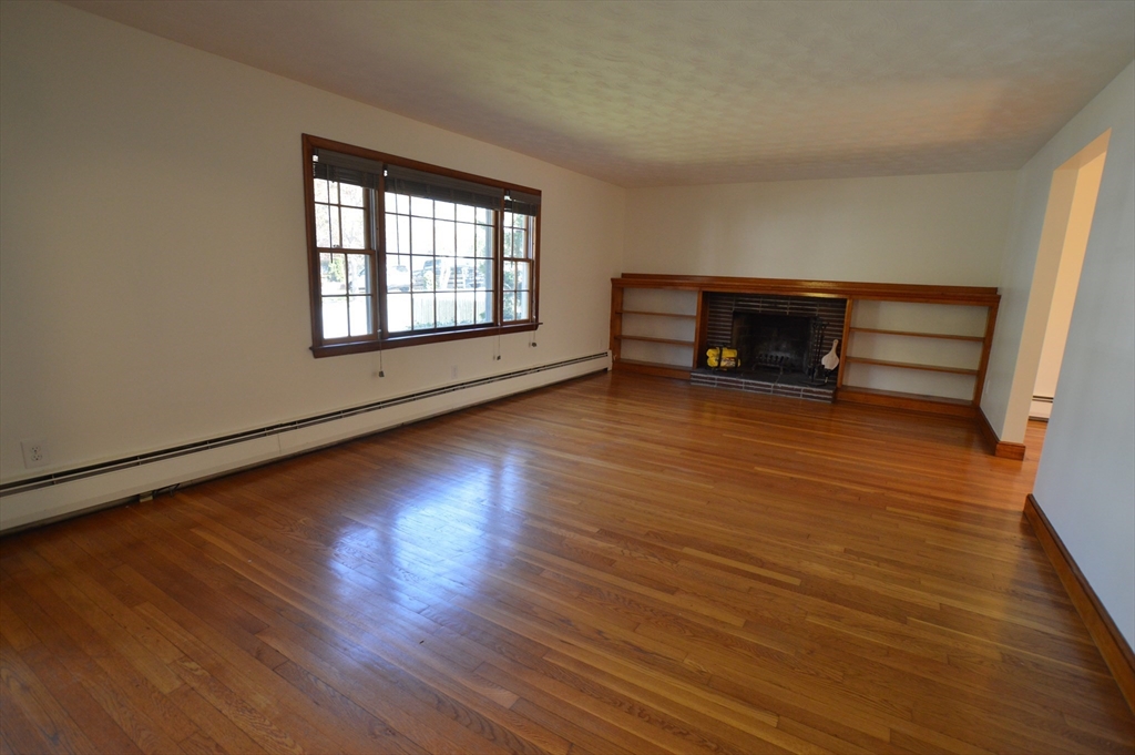 3 bed, 1 bath apartment for rent at 24 Beverly Unit 24, Marblehead — photo 3 of 15
