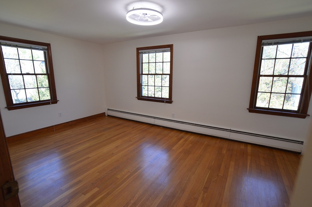 3 bed, 1 bath apartment for rent at 24 Beverly Unit 24, Marblehead — photo 7 of 15