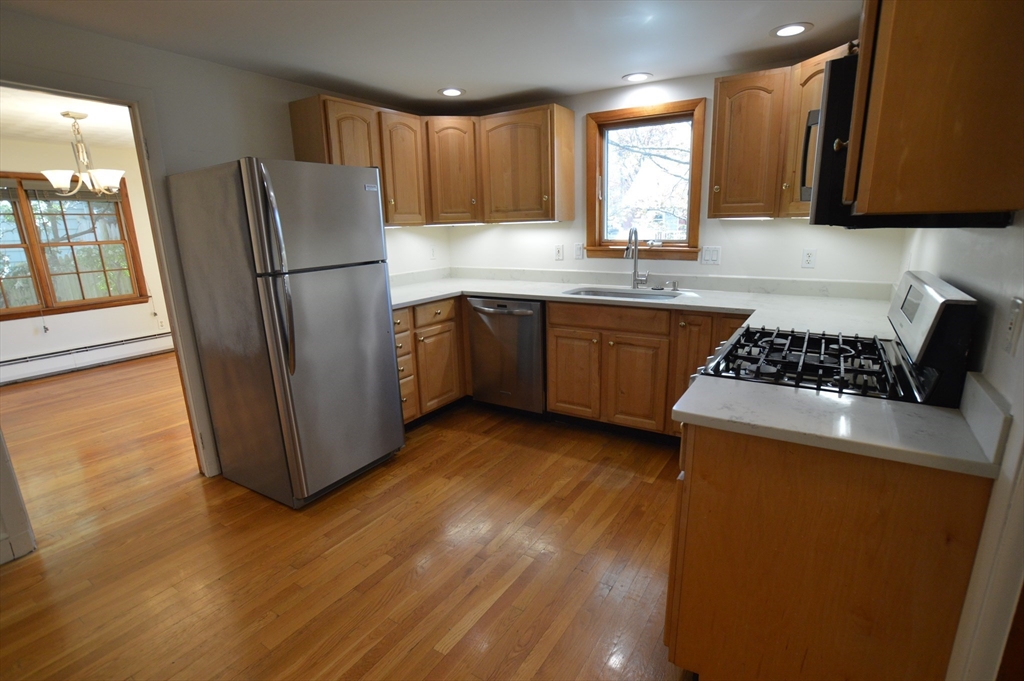 3 bed, 1 bath apartment for rent at 24 Beverly Unit 24, Marblehead — photo 2 of 15